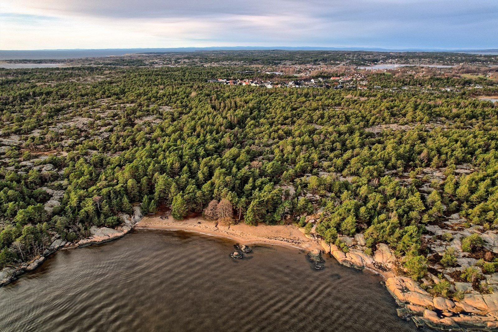 Badestranden "Døvika" ligger ca. 7 min gange fra boligen. Galleribilde