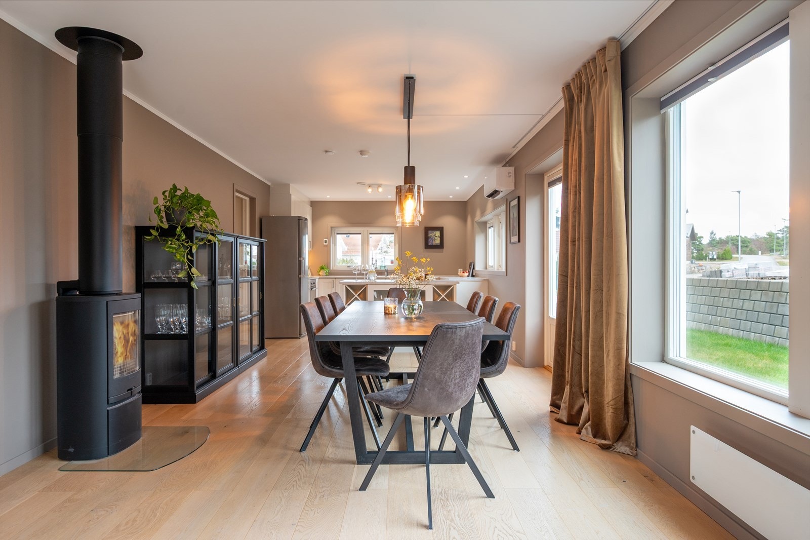 Kjøkken og spisestue ligger samlet og strekker seg gjennomgående i hele boligens lengde, for så å svinge inn i dagligstuen. Galleribilde