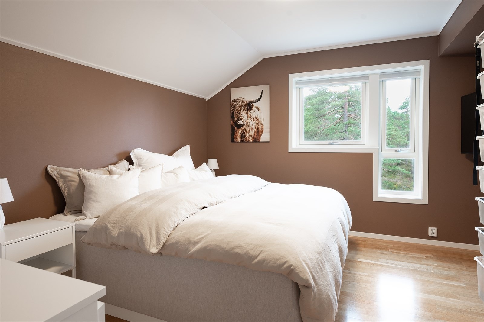 Hovedsoverom er vendt mot skogen. Galleribilde