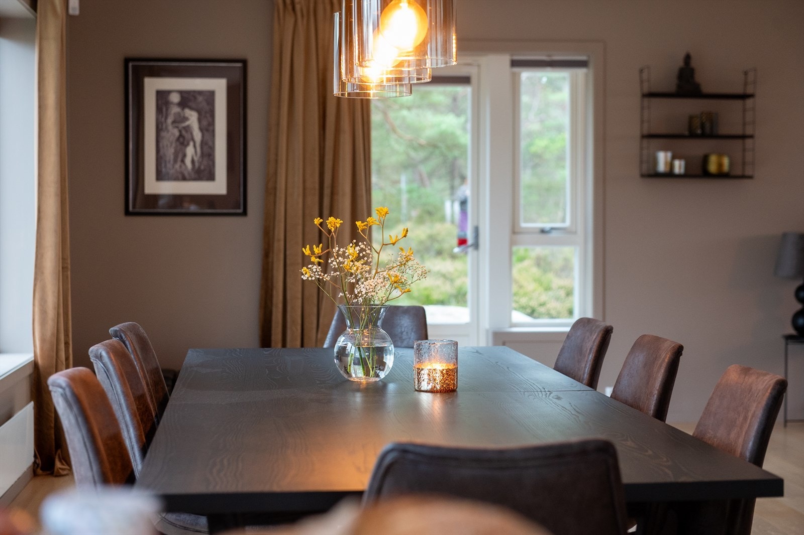 Spisestuen har doble dører ut til den ene delen av terrassen, mens dagligstuen har utgang til den andre. Galleribilde