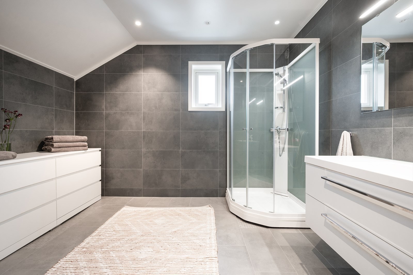 Her oppe finner du baderom nummer to. Vegger og gulv bærer grå fliser, tøft og naturlig. Galleribilde