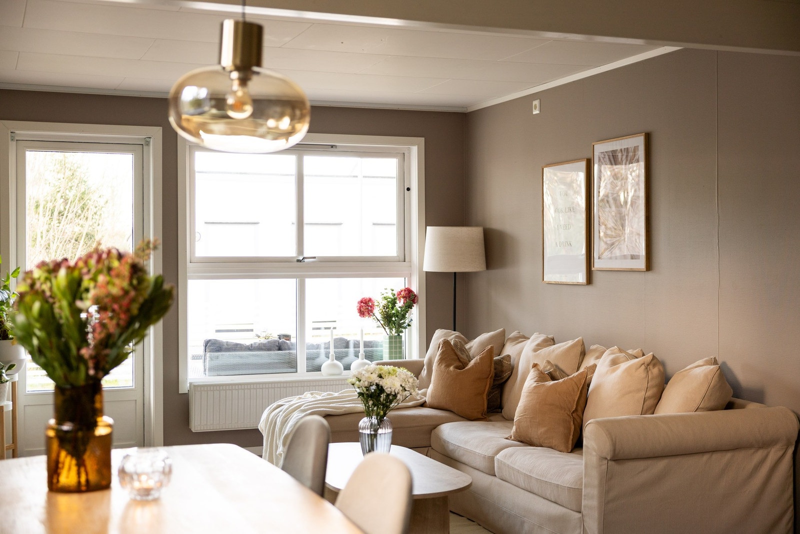 Store vindusflater slipper inn rikelig med naturlig lys. Galleribilde