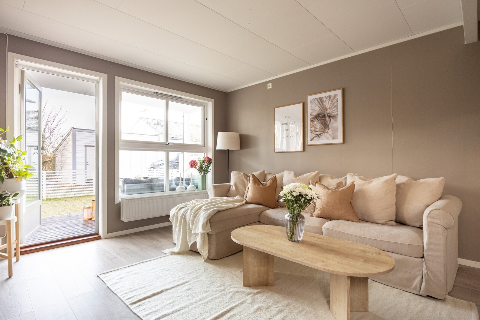 Stor og innbydende stue med plass for å innrede med ønsket møblement. Galleribilde