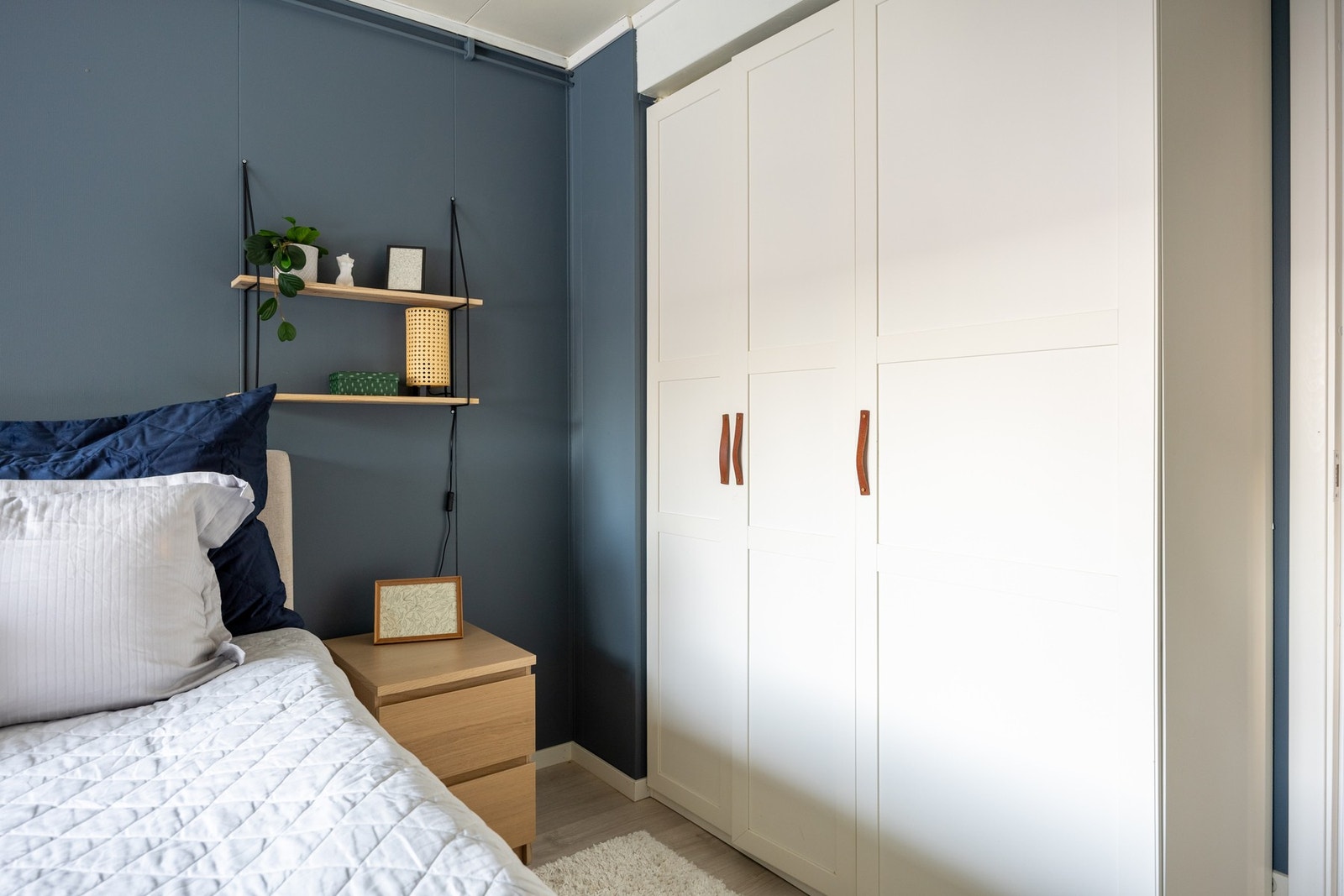 Det er rikelig med oppbevaringsplass i medfølgende garderobeskap. Galleribilde