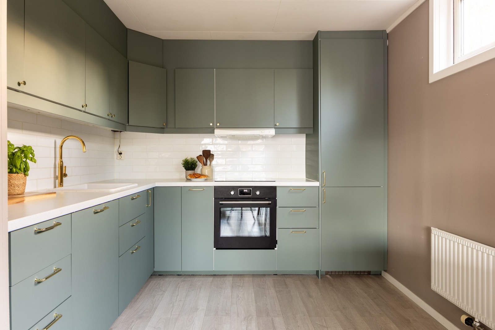 Det er en fin kombinasjon av skap- og benkeplass for både oppbevaring og matlaging. Galleribilde