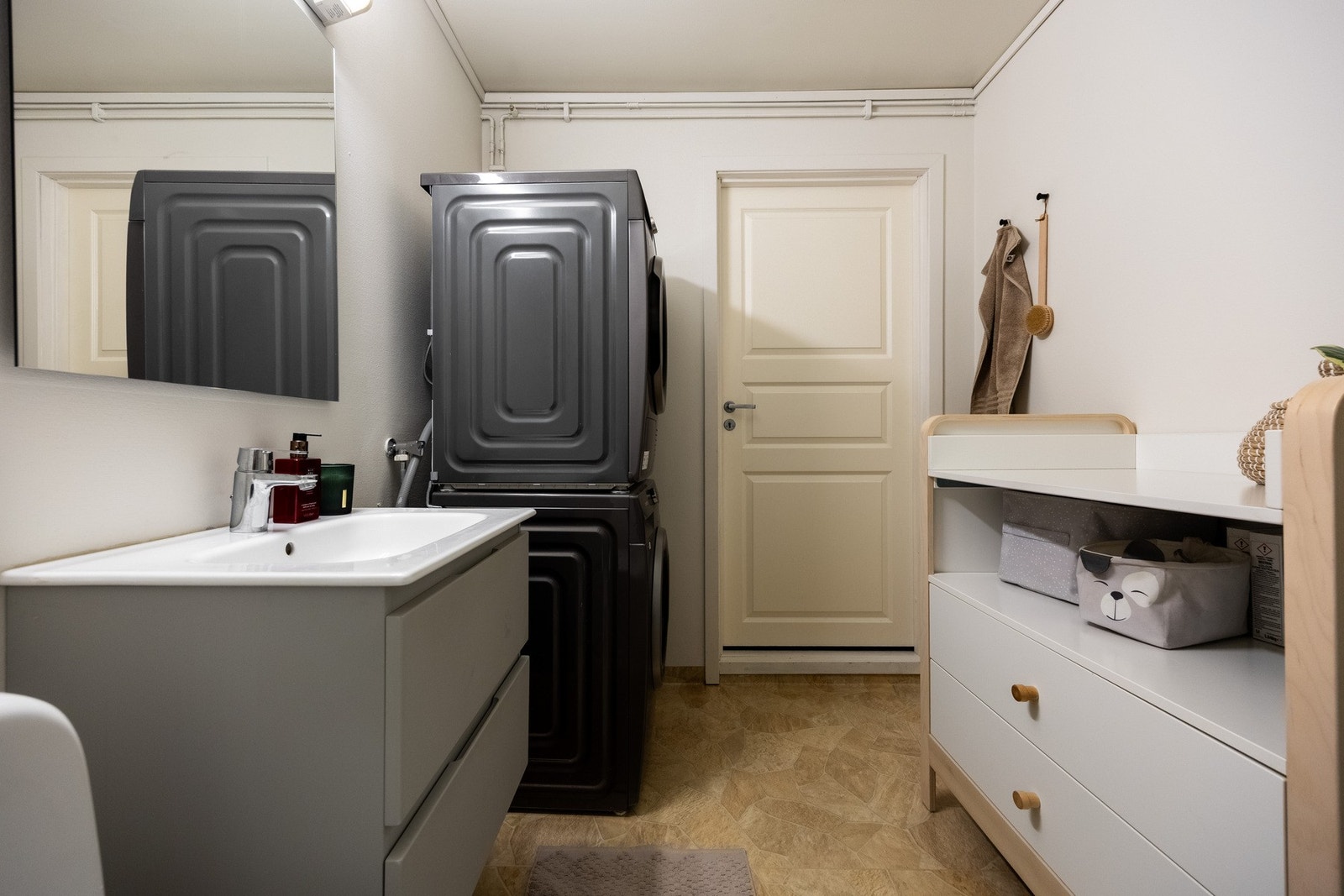 Det er opplegg og plass for både vaskemaskin og tørketrommel. Galleribilde