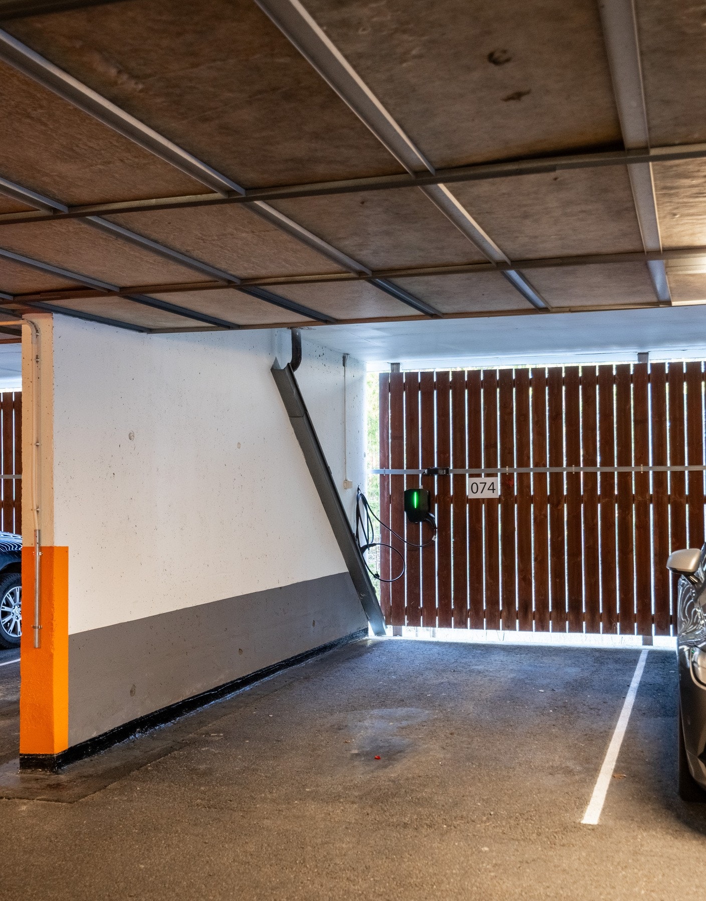 Garasjeplass med el-billader medfølger leiligheten. Galleribilde