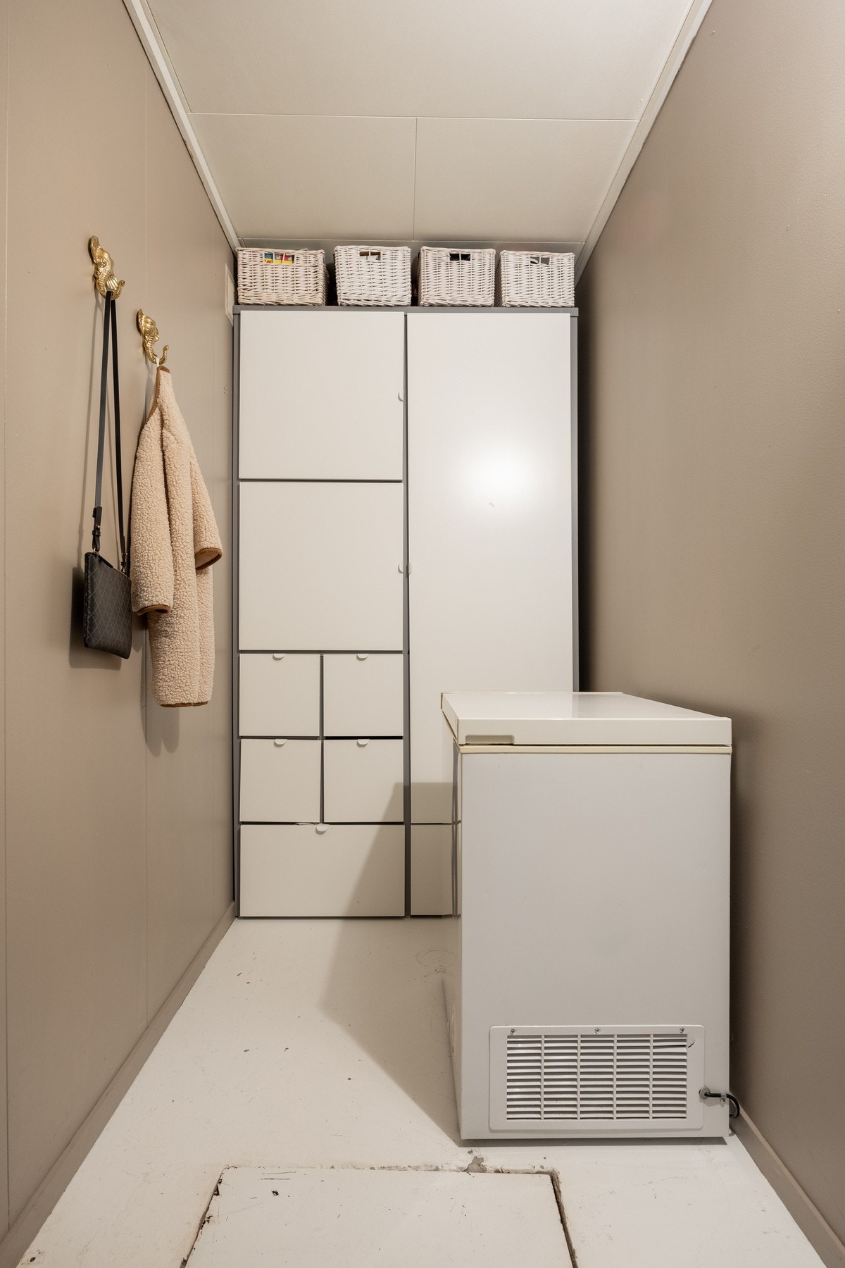 Praktisk innvendig bod med god oppbevaringsplass. Galleribilde