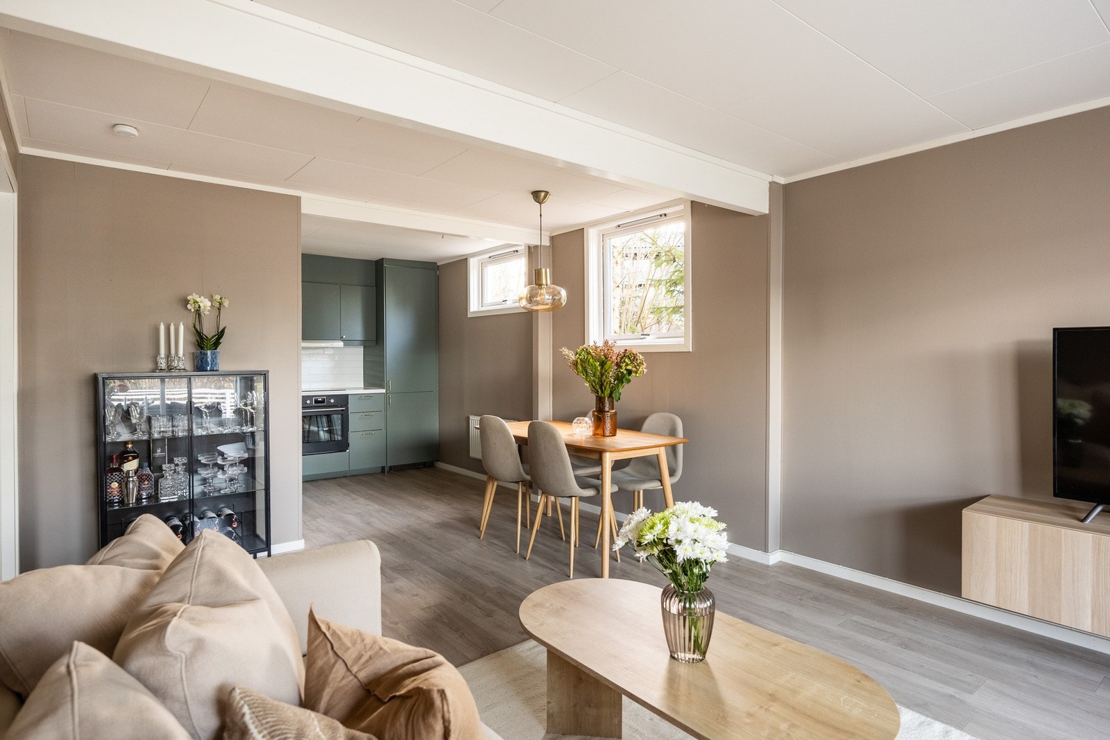 Den åpne løsningen mellom stuen og kjøkkenet skaper et sosialt allrom. Galleribilde