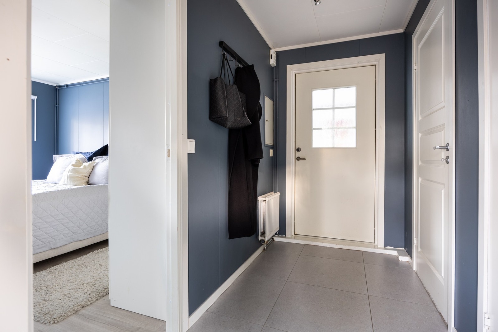 Pent inngangsparti med god plass for oppheng av yttertøy og oppbevaring av sko. Galleribilde