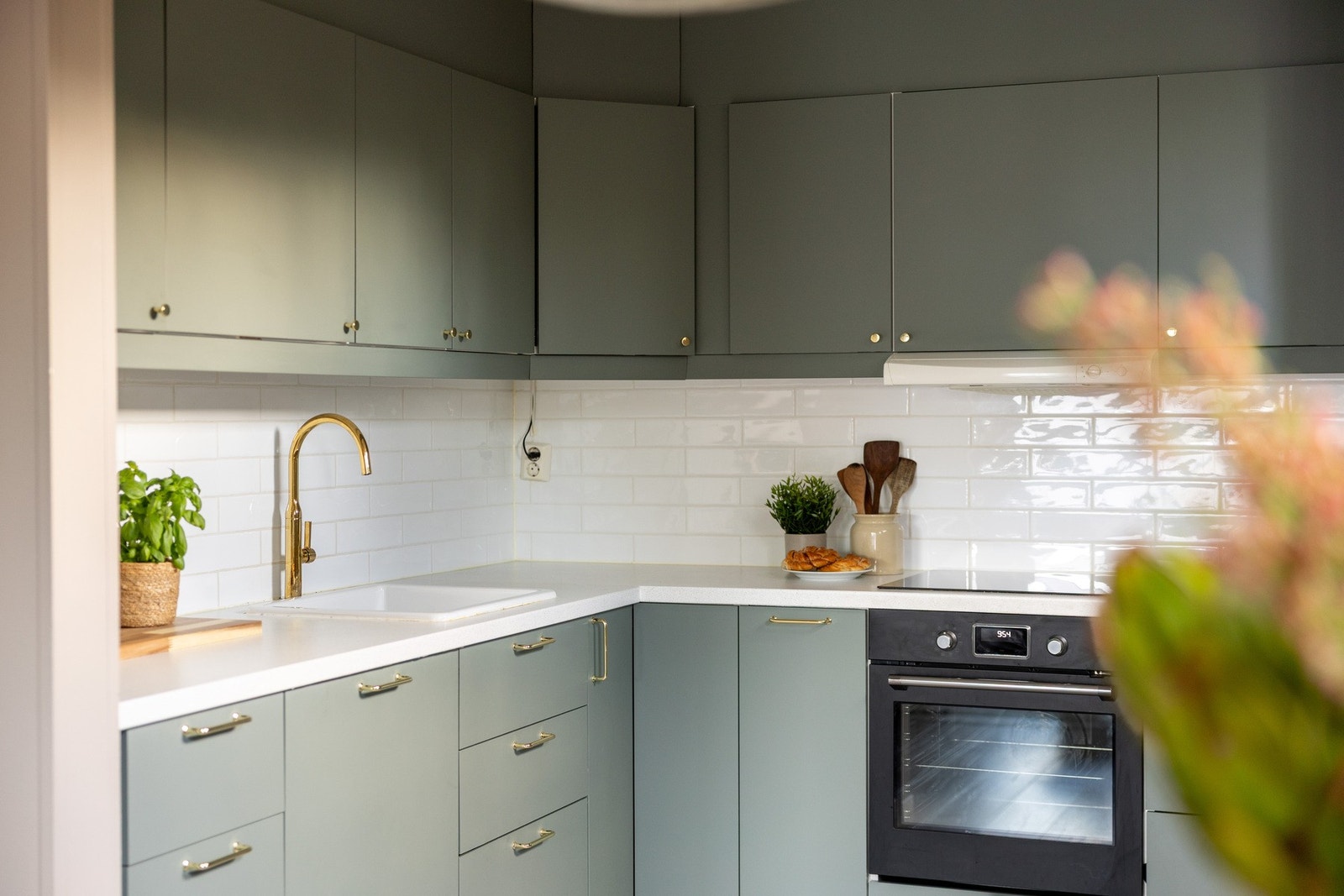 Det er integrerte hvitevarer som består av kjøleskap med fryser, oppvaskmaskin, stekeovn og platetopp. Videre er det vegghengt ventilator. Galleribilde