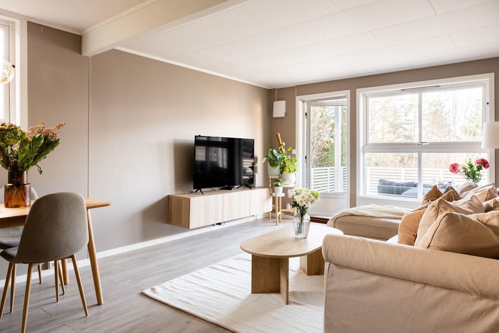 Overflatene er malt i en tidsmessig og moderne fargetone. Galleribilde