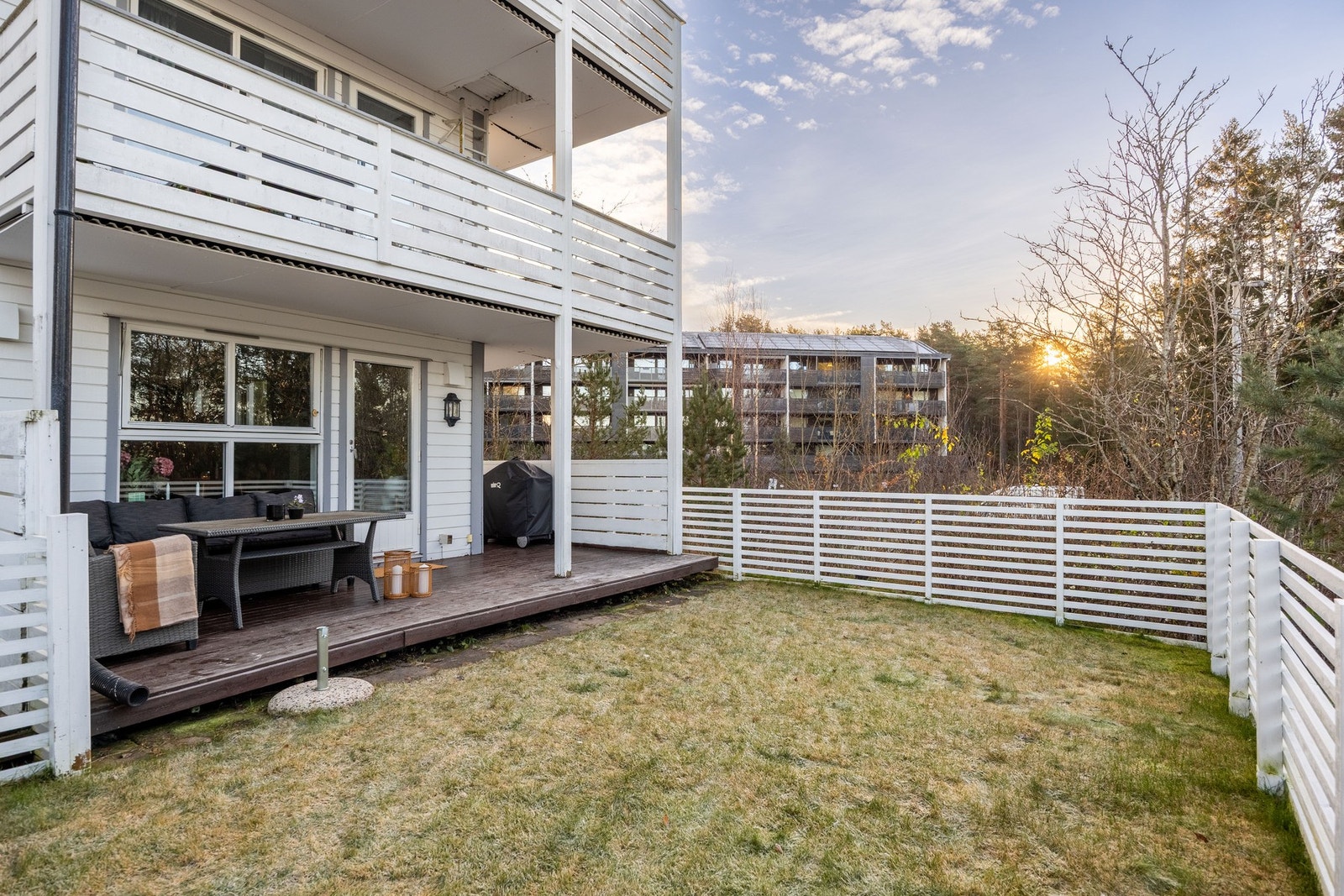 Leiligheten har et flott uteområde med både terrasse og hagedel. Galleribilde