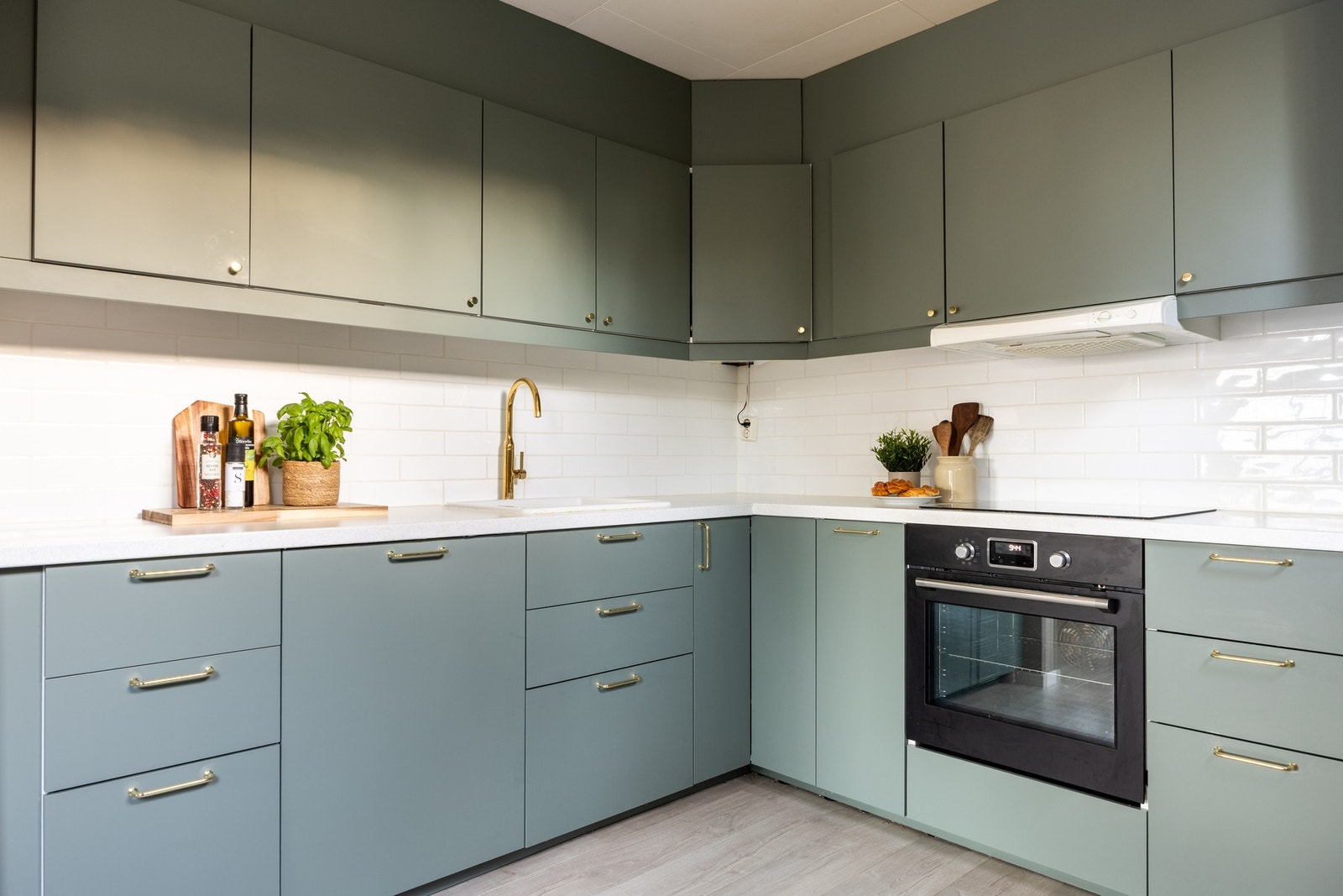 Innredningen har glatte fronter og laminerte benkeplater med oppvaskkum. Galleribilde