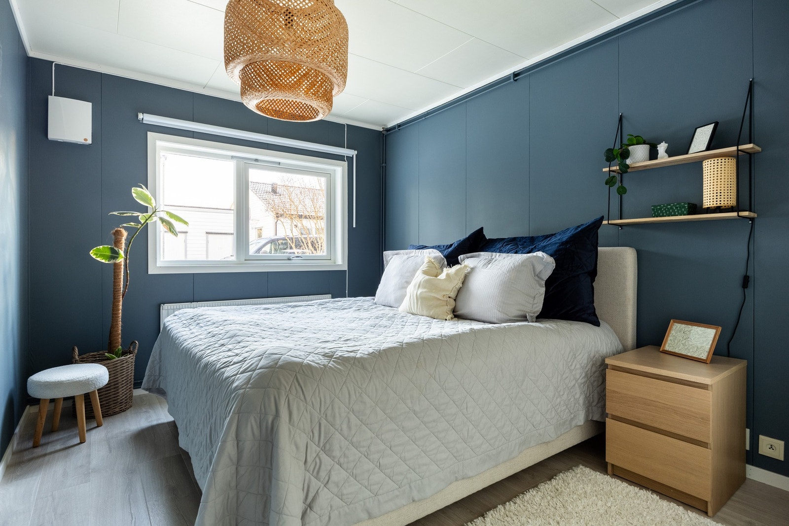 Innbydende soverom med god plass til stor dobbeltseng og tilhørende nattbord på hver side. Galleribilde