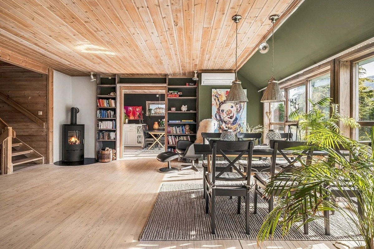 Stue med utsikt mot kjøkken/spisestue. Galleribilde