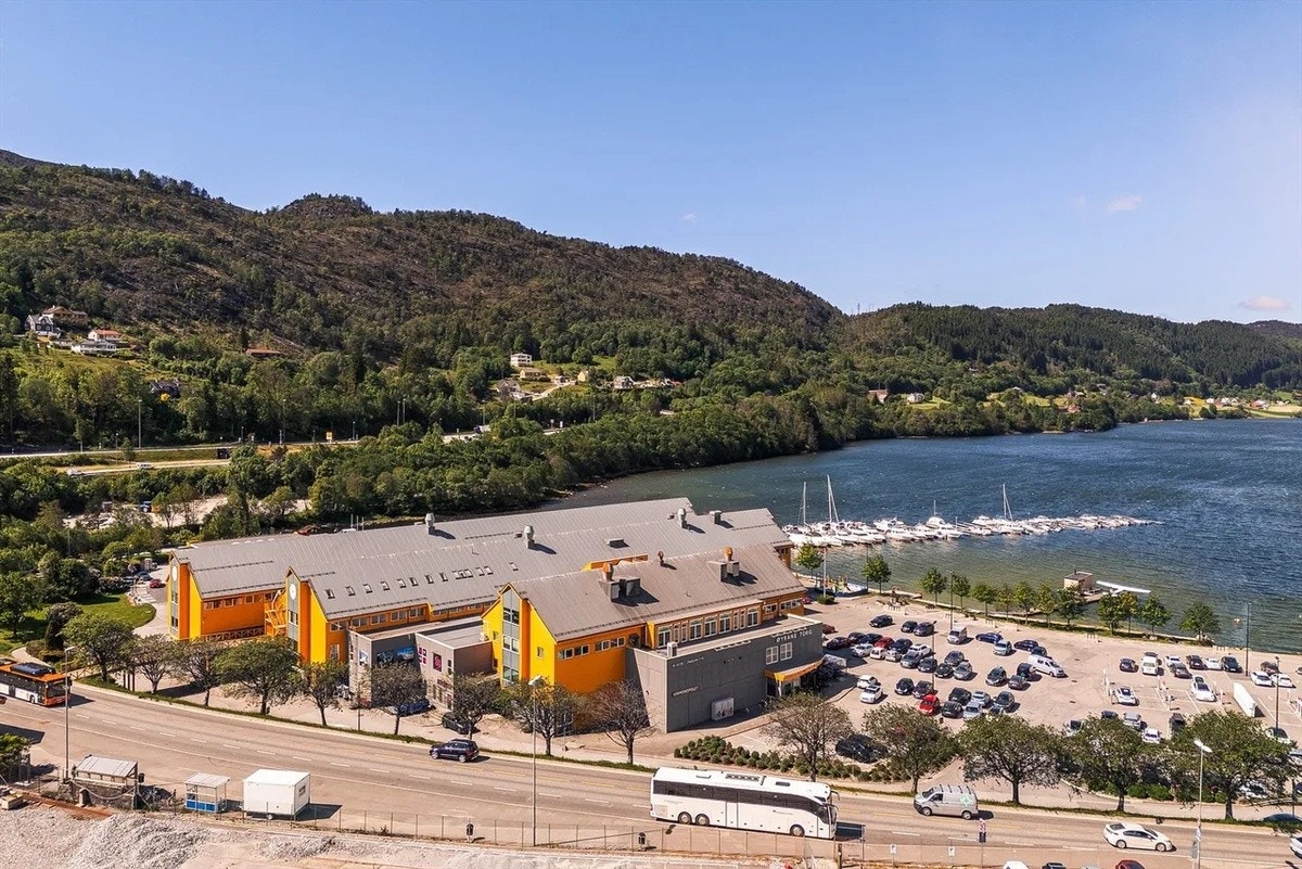 Øyrane torg, sett fra veien like nedenfor boligen. Galleribilde