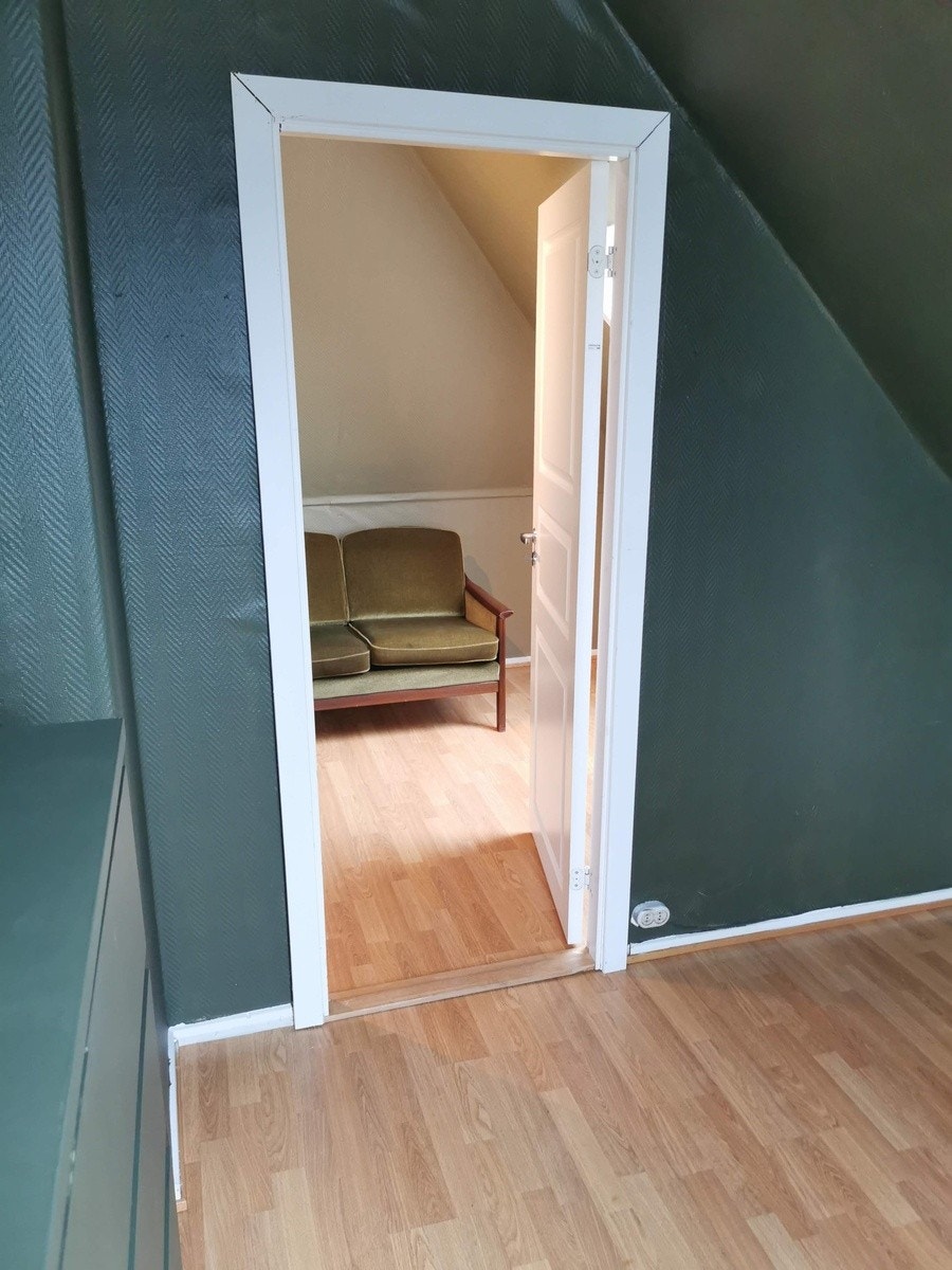 Dør til stuen, bilde tatt i soveromet Galleribilde