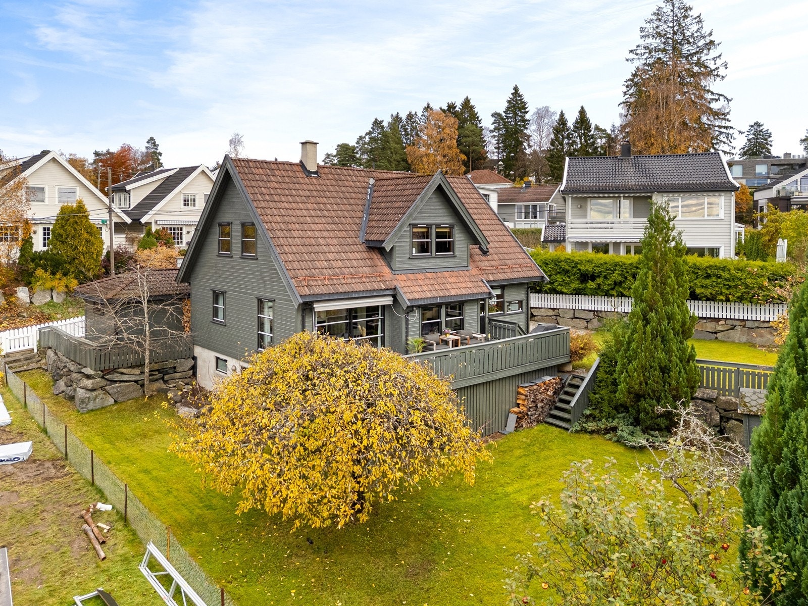Hagen oppleves som svært usjenert og har god plass til å innrede med sittegrupper, solsenger, trampoline og andre fasiliteter for både store og små. Galleribilde
