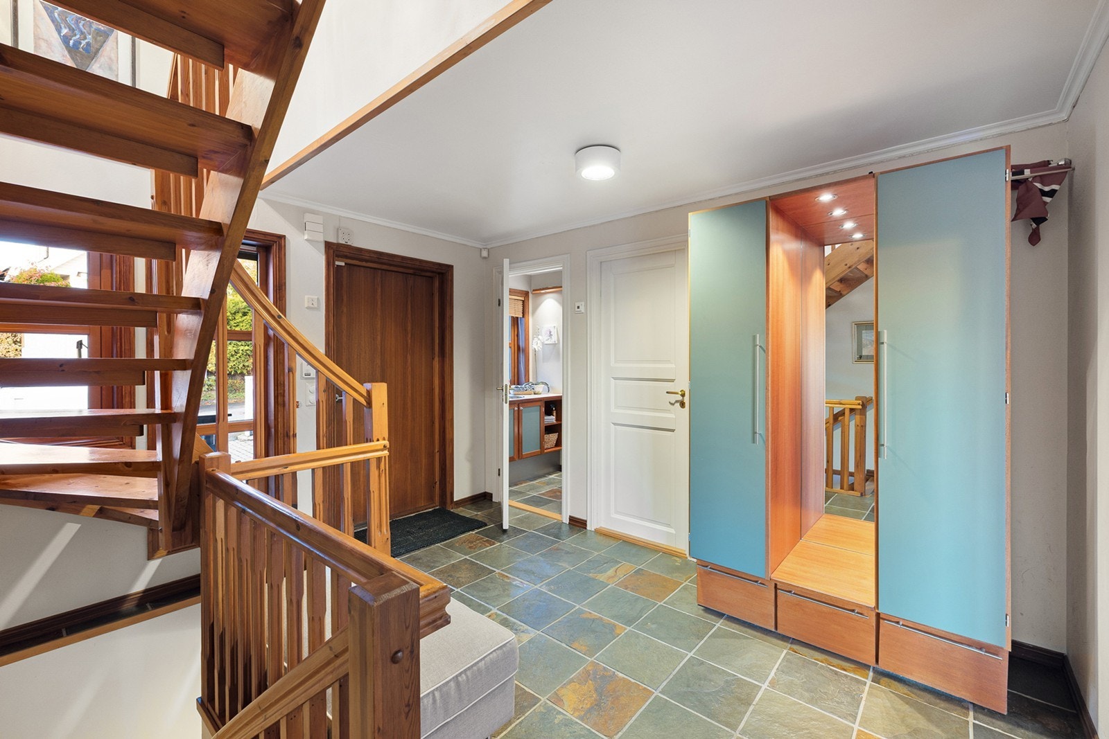 1.etasje - Boligen ønsker deg velkommen via en romslig entré. Galleribilde