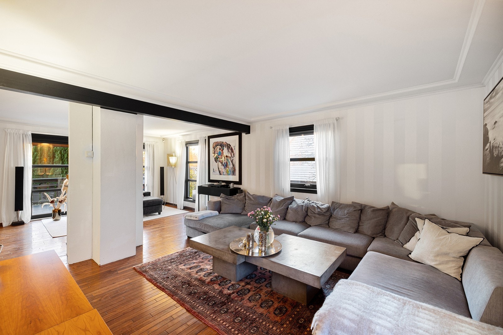 Vindusflatene fra to sider, kombinert med funksjonell planløsning gir luftig inntrykk og god romfølelse. Galleribilde