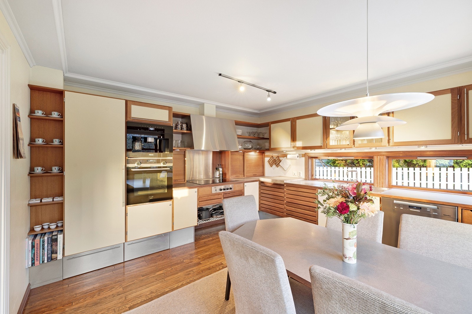 Innredningen har profilerte og glatte fronter i tre og laminat, med nedfelt dobbel kum i rustfritt stål og tilhørende blandebatteri. Galleribilde