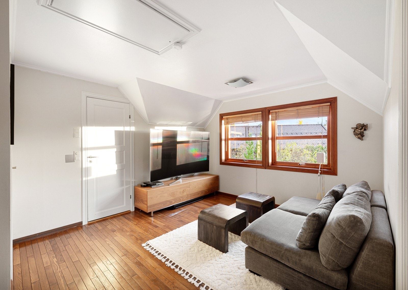 Hyggelig TV-stue med god plass til å møblere med sofagruppe og tv-benk med tilhørende møblement. Galleribilde