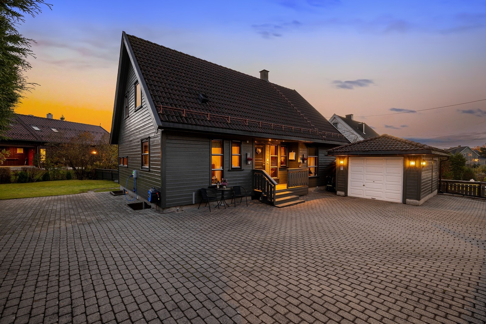 Eiendommen har svært gode parkeringsmuligheter, med både frittstående garasje og romslig gårdsplass med plass til flere biler. Galleribilde