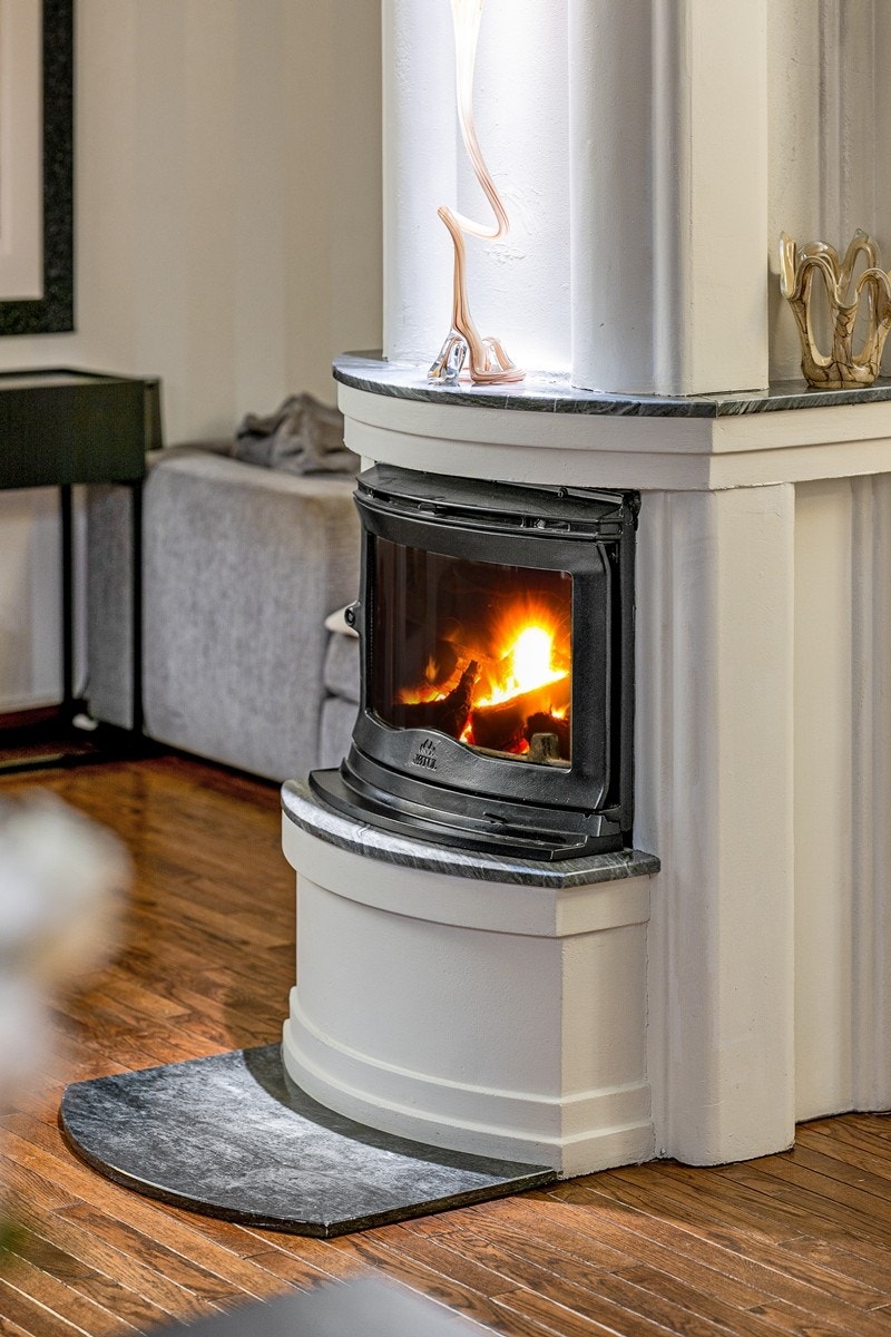 Jøtul-peis som gir behagelig varme og skaper en lun og stemningsfull atmosfære på kalde høst- og vinterdager. Galleribilde