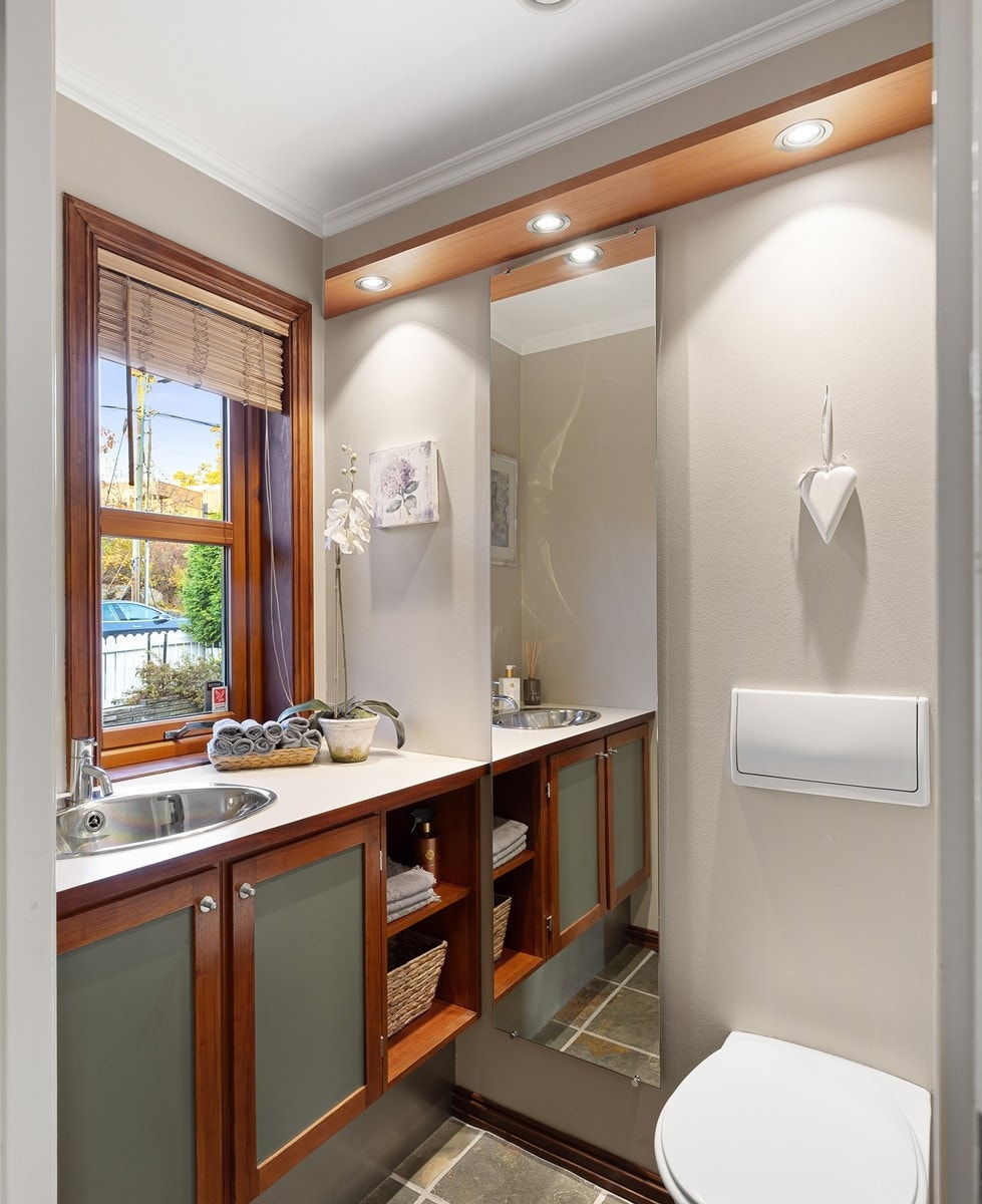 Praktisk separat toalett med en eksklusiv innredning fra Unoform i tre. Rommet har elektriske varmekabler i gulv. Galleribilde