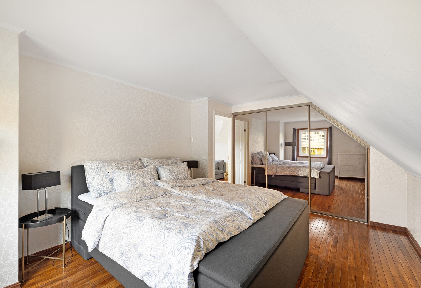 Romslig og luftig hovedsoverom med god plass til dobbeltseng, tilhørende nattbord og annet ønsket møblement. Rikelig med oppbevaring i plassbygd garderobeskap. Galleribilde