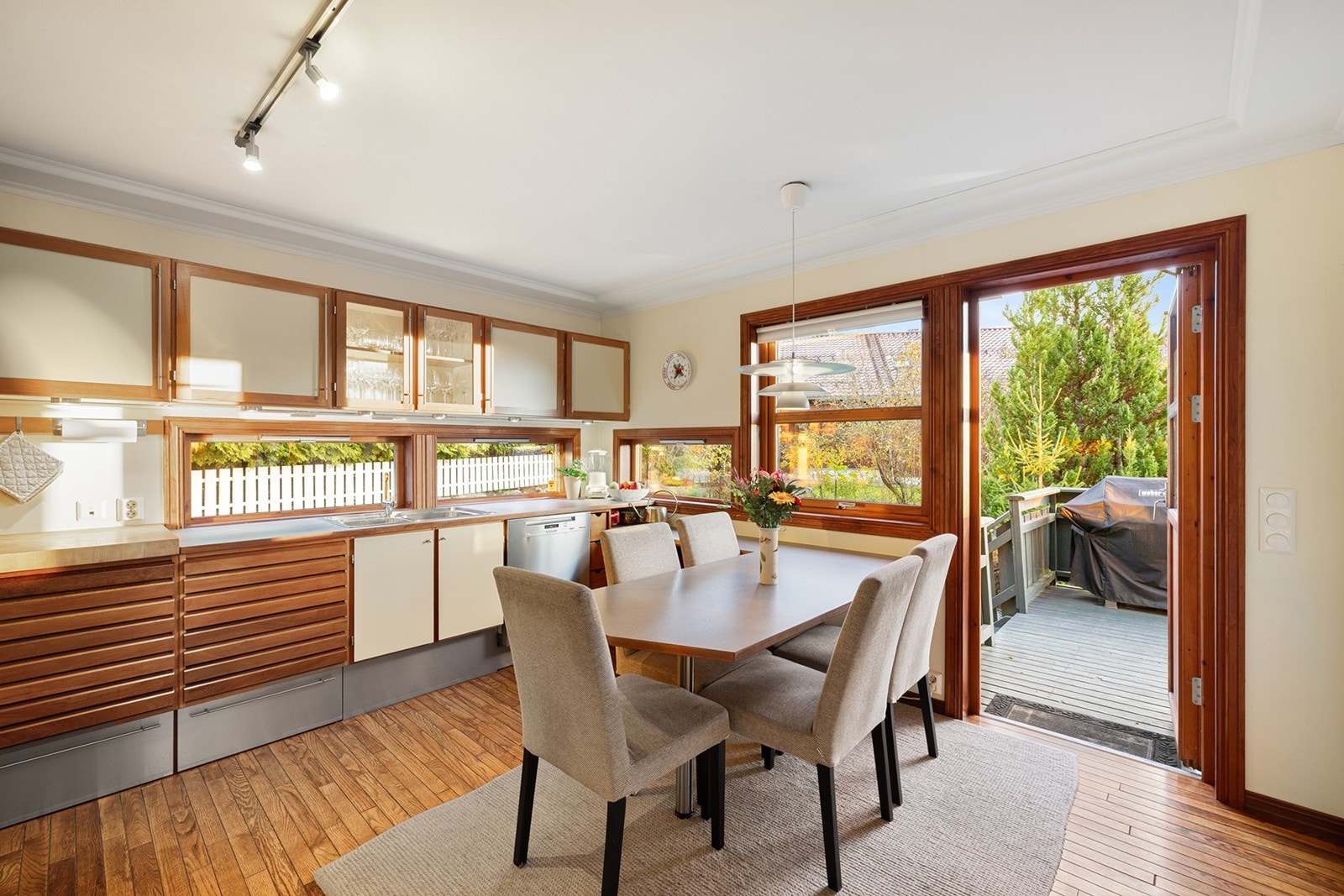 Praktisk fastmontert spiseplass i tilknytning til kjøkkenet. Galleribilde