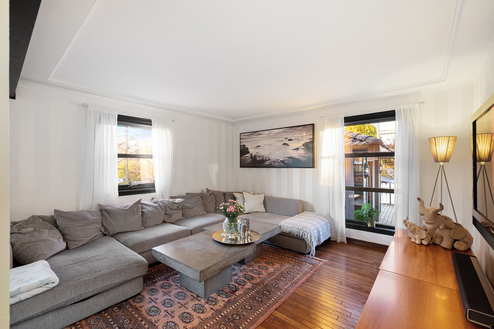 Stuen er lett å møblere i soner med loungegruppe, samt TV-krok med øvrig møblement. Galleribilde