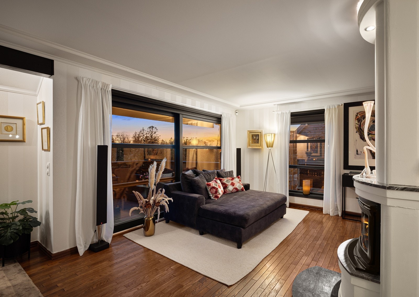 Stuen har lyse vegger og lekkert skipsgulv i heltre eik. Gulvet kan slipes etter eget ønske. Galleribilde