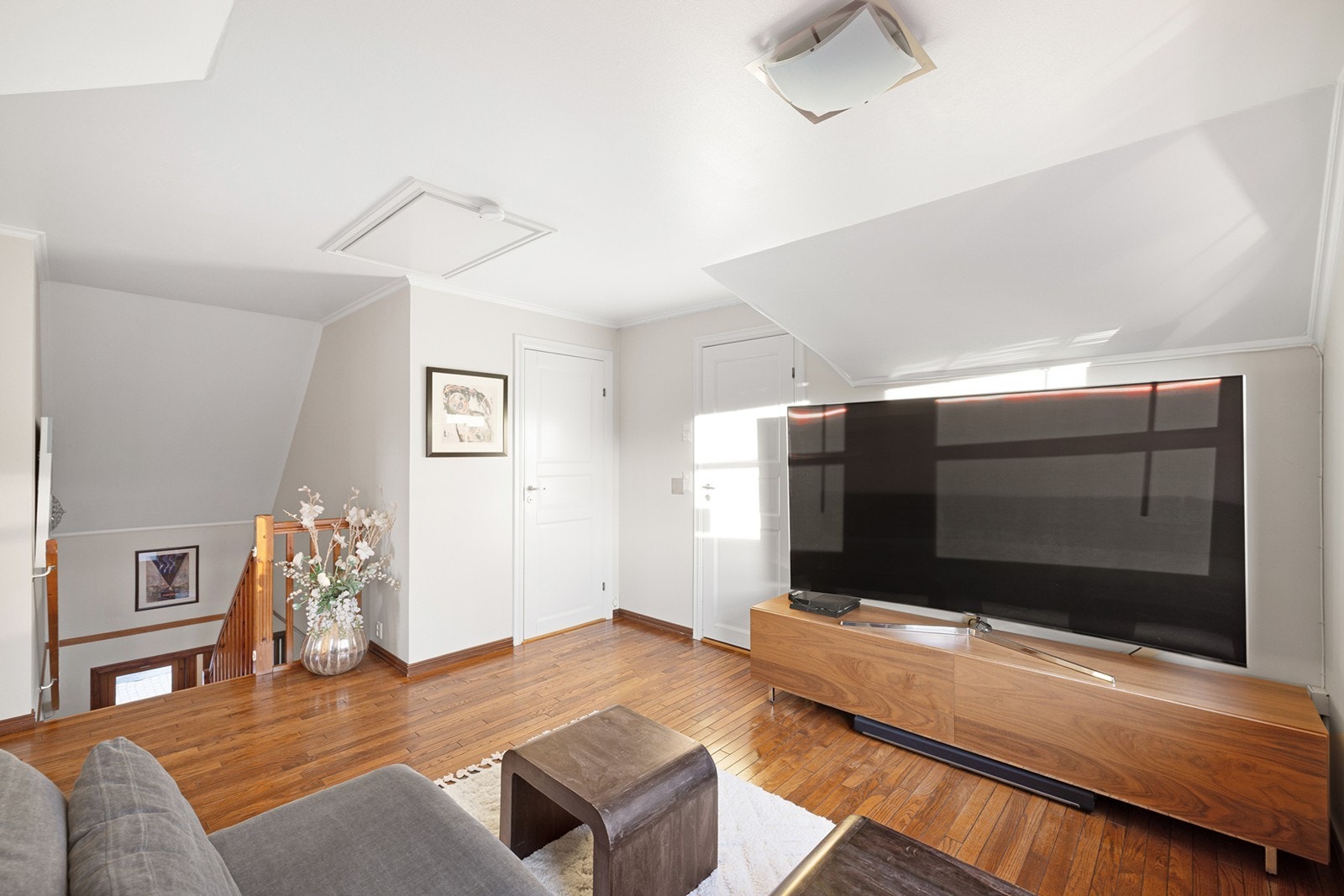 Stuens lyse veggflater kombinert med store vindusflater sørger for rikelig med naturlig lysinnslipp. Galleribilde