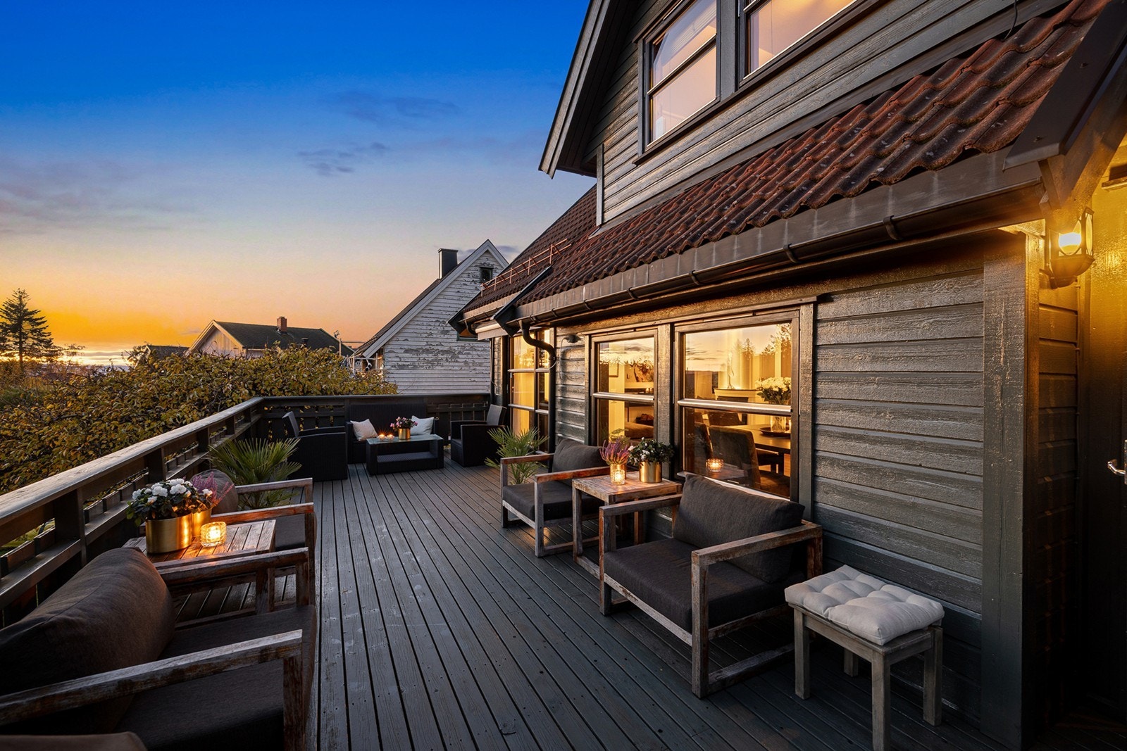 Boligen byr blant annet på innholdsrik planløsning, stor og lettstelt hage og solrik terrasse på ca. 32 m². Galleribilde