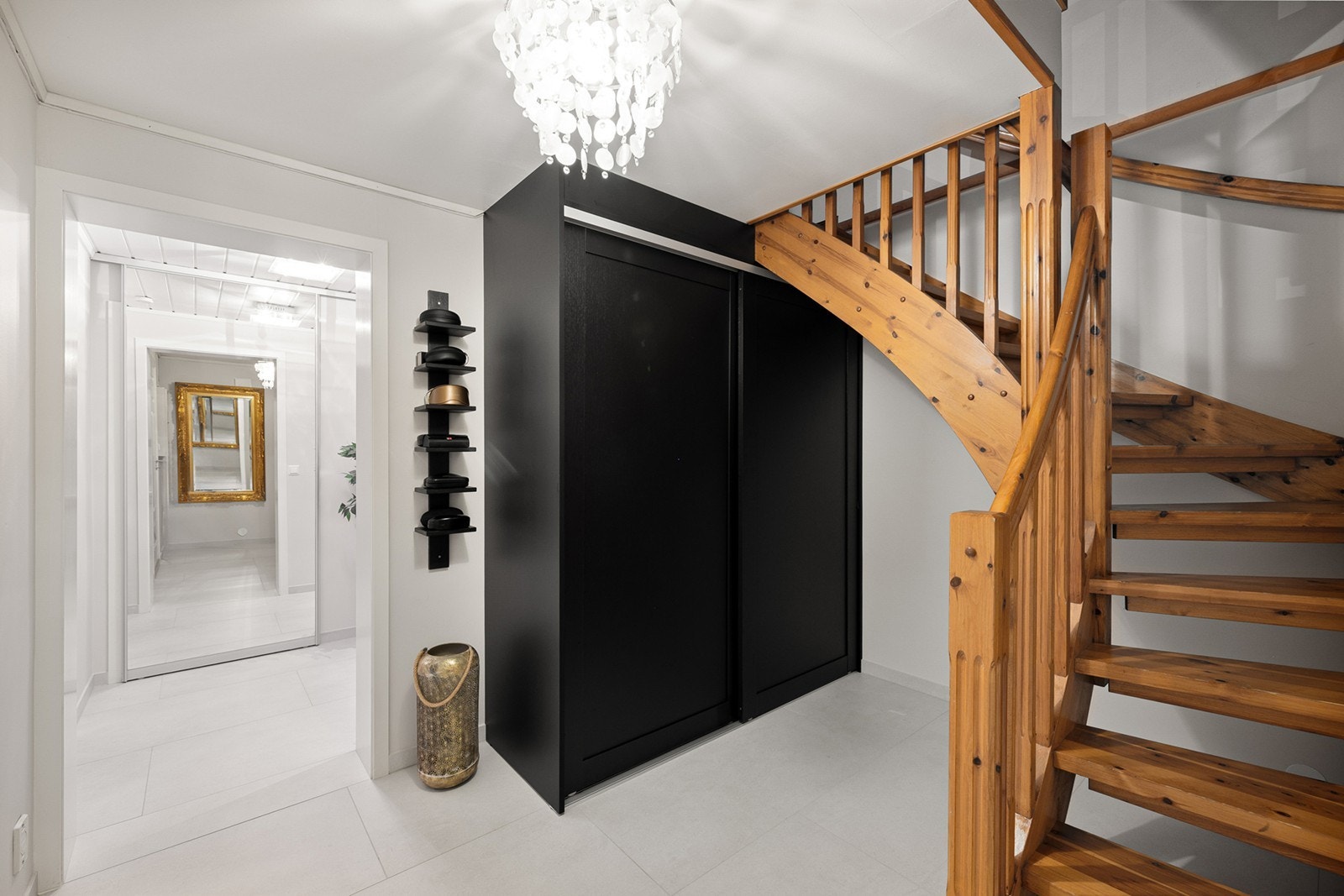 I boligens kjelleretasje er det adkomst til vaskerom, bod, walk-in og bad, samt kjellerstue som i dag er innredet som soverom. Overflater i kjeller er oppgradert med nye gulvfliser med varmekabler. Galleribilde