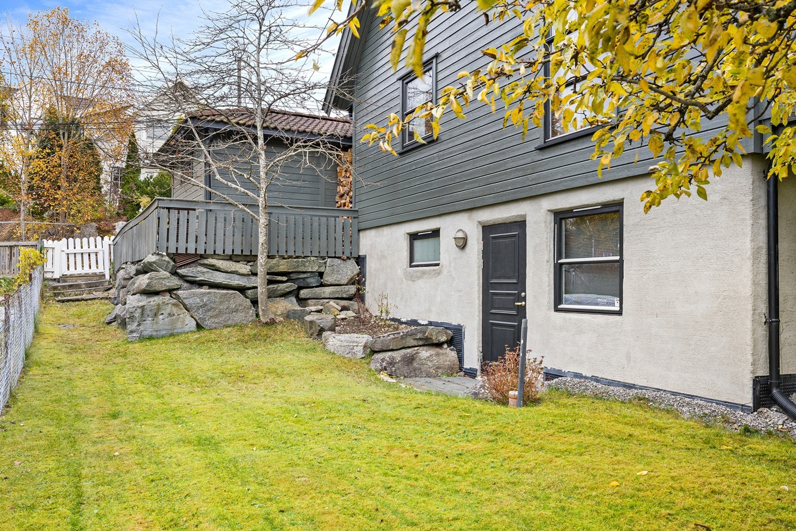 Egen inngang til mulig hybeldel, praktisk plassert på siden av huset. Galleribilde