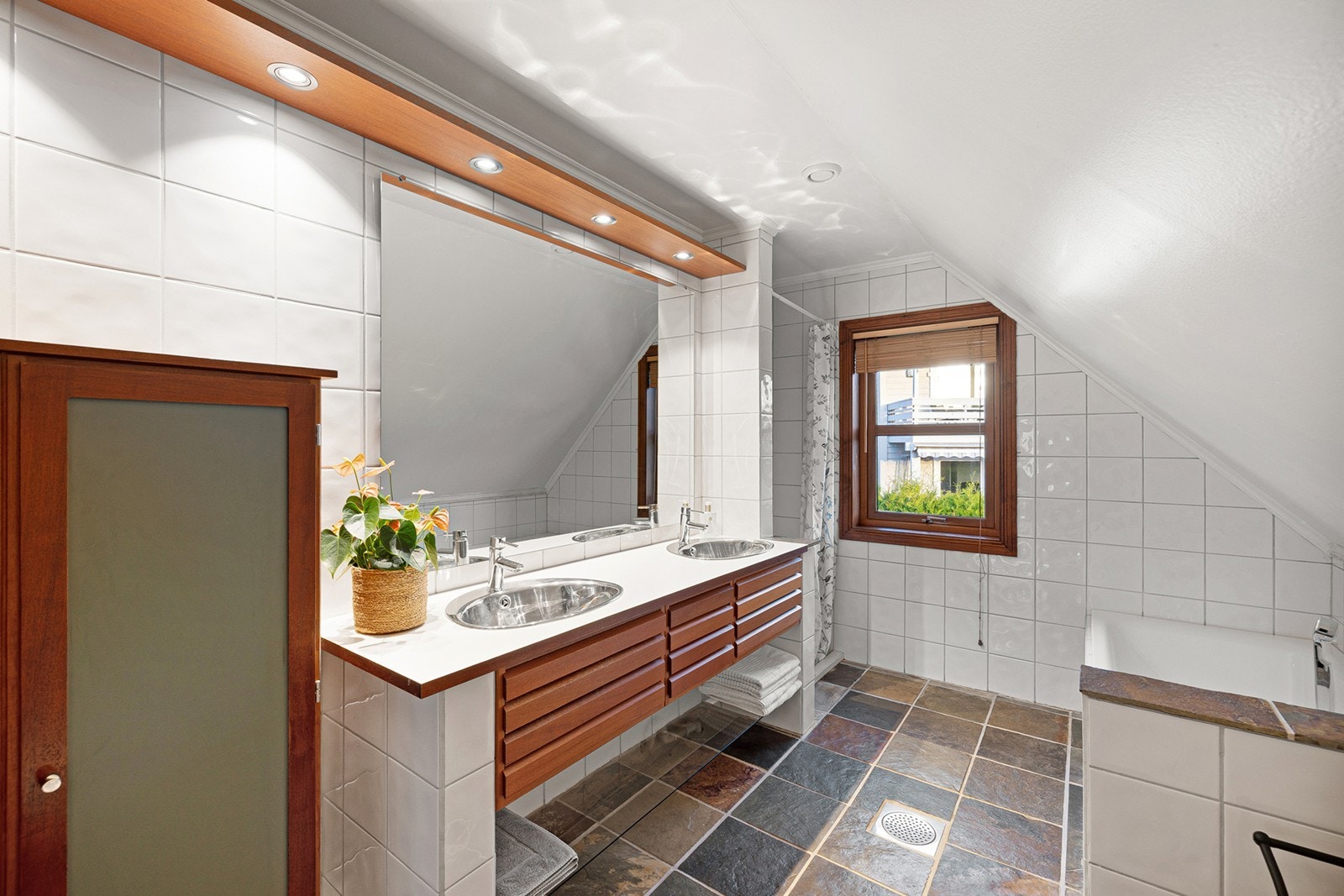 Innredningen består av en eksklusiv innredning fra Unoform i tre med en topplate i laminat, to nedfelte servanter i rustfritt stål, blandebatterier og et stort speil med integrert belysning over. Galleribilde