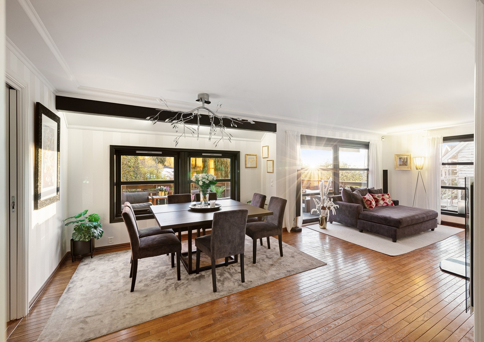 Det første som møter deg i stuen er de store vinduene som slipper inn rikelig med naturlig lys. Galleribilde