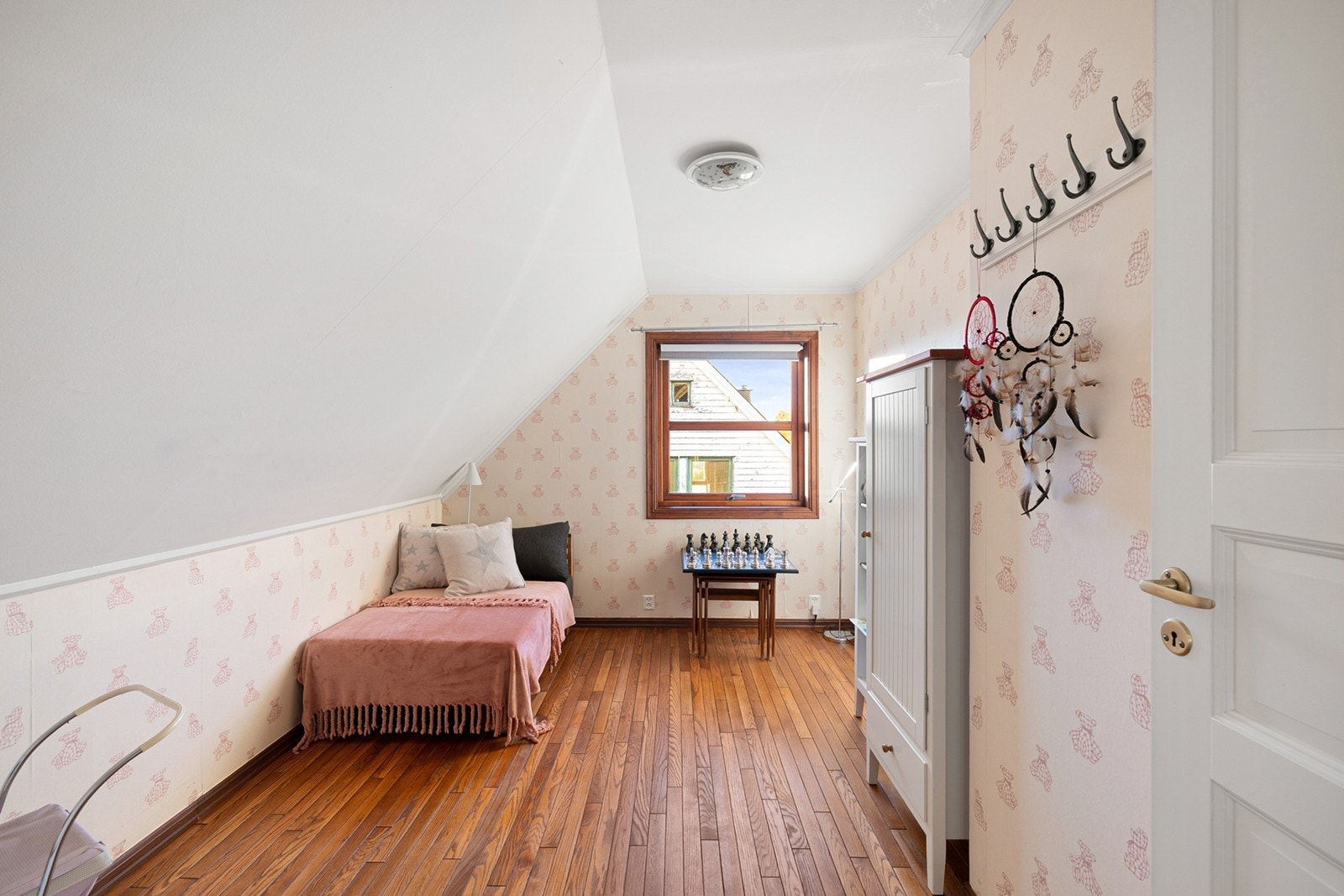 I tillegg til boligens hovedsoverom finner du også to ytterligere soverom i 2.etasje. Galleribilde