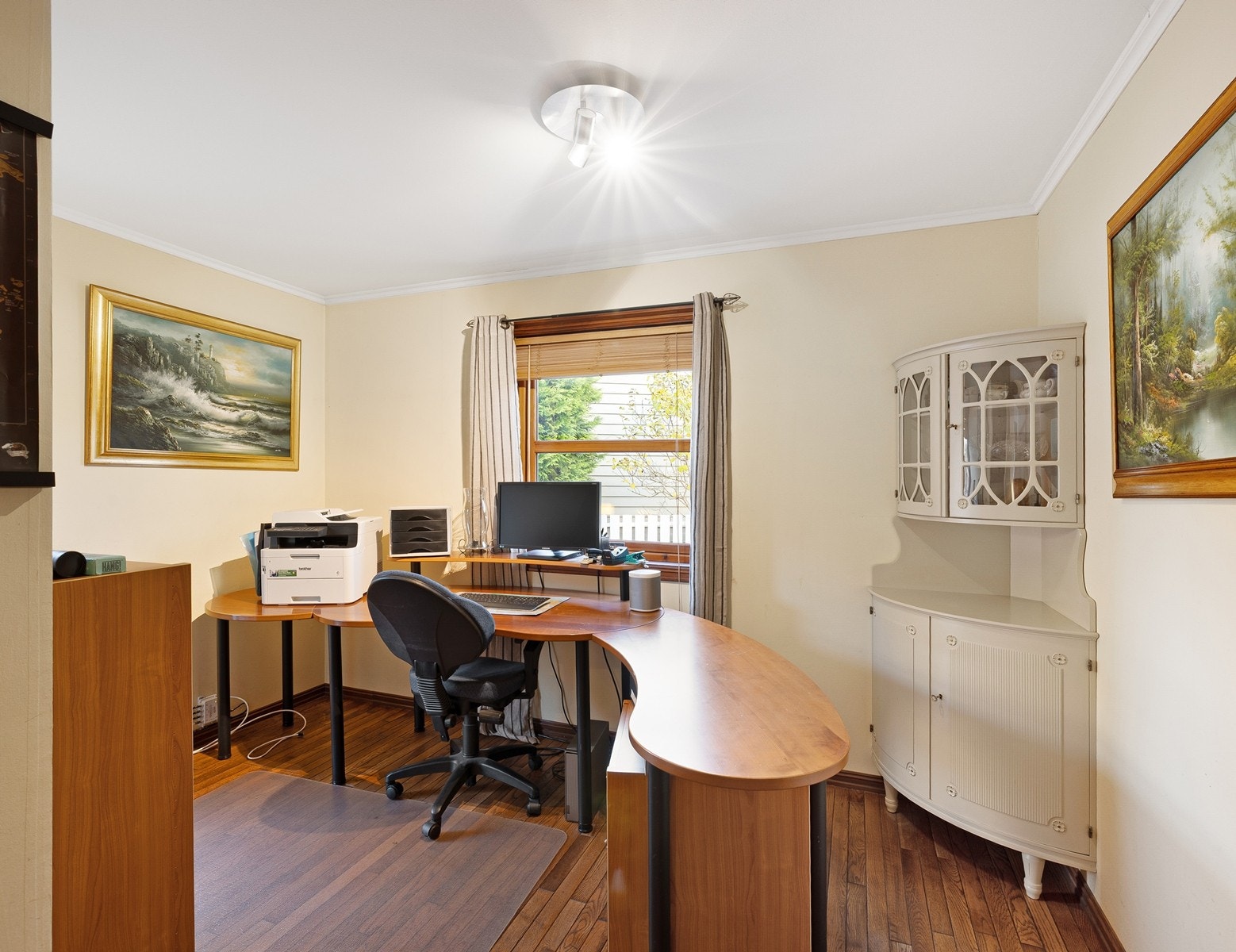 Romslig soverom i tilknytning til entréen. Rommet benyttes i dag som kontor men egner seg også utmerket som barnerom eller gjesterom. Galleribilde