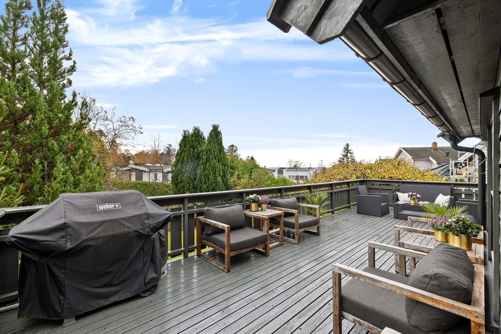 Her har du plass til å innrede i flere soner med det du måtte ønske av lounge møblement, spisegruppe, grill, solsenger med tilhørende møblement m.m. Galleribilde