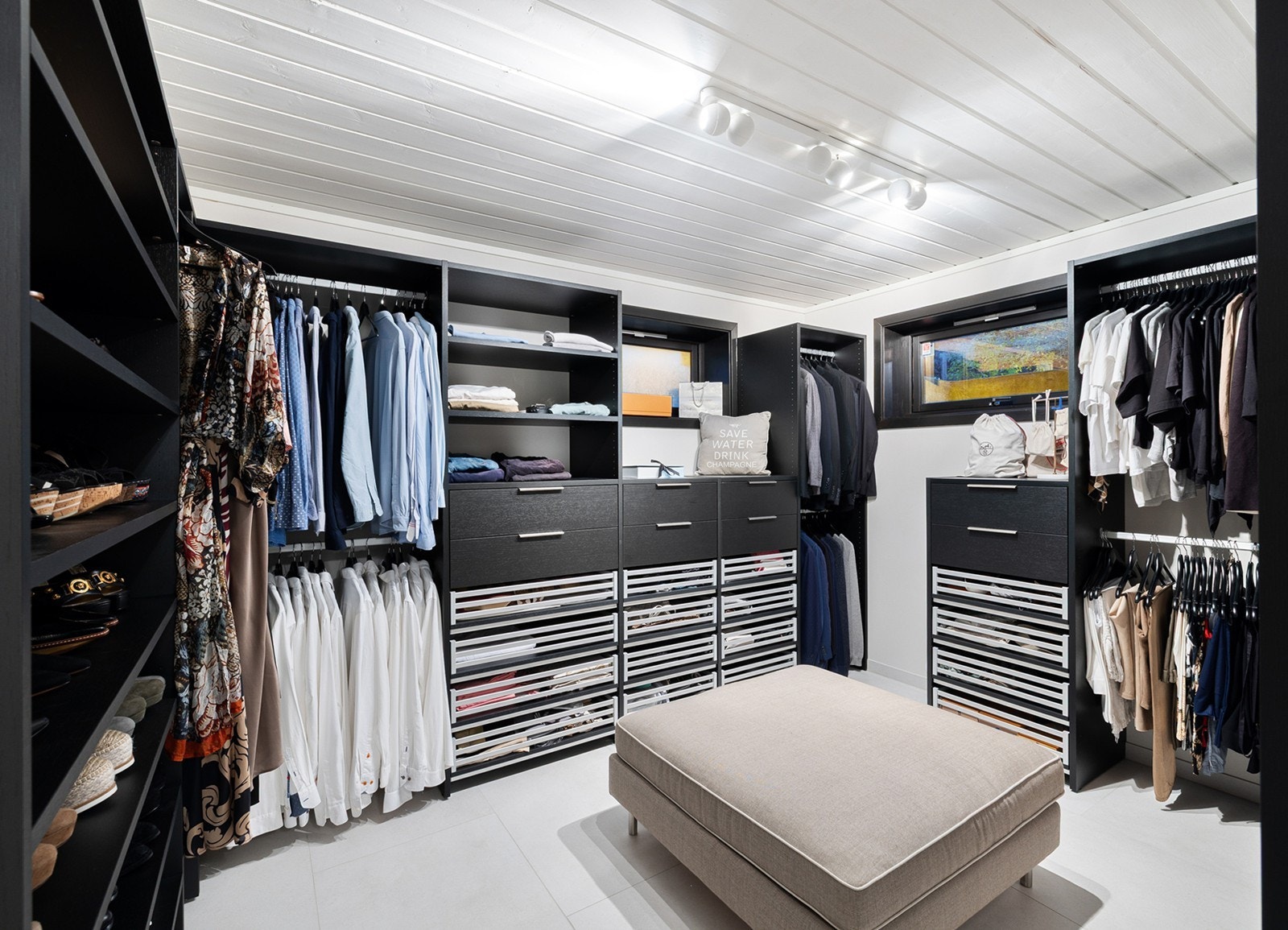 Lekkert walk-in closet som gir svært gode oppbevaringsmuligheter for klær og tilbehør. Galleribilde