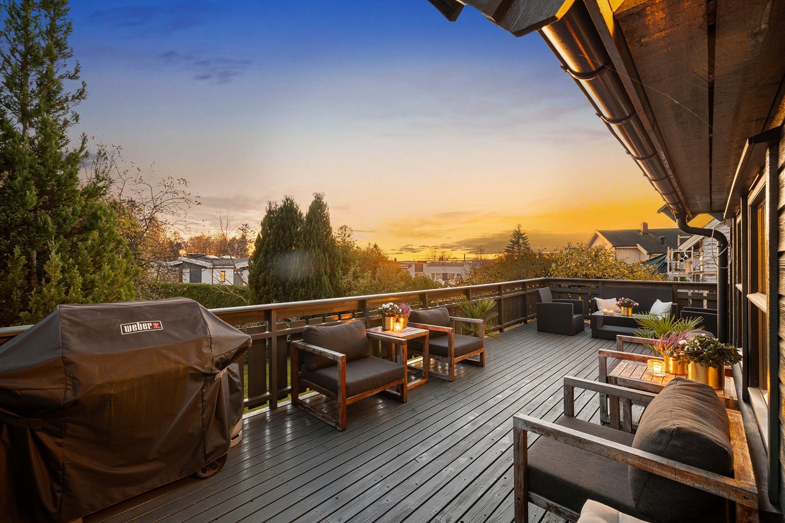 En sjelden og attraktiv enebolig over 3 plan, med hybel og garasje, beliggende i et svært ettertraktet område på populære Bekkelagshøgda. Galleribilde