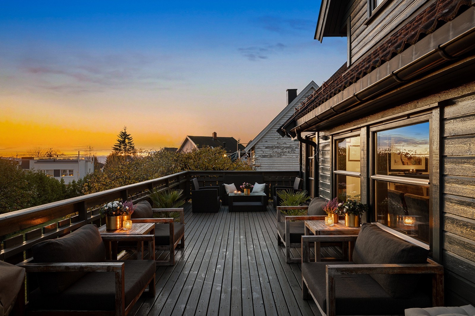 Fra kjøkkenet er det direkte utgang til en fantastisk sydvestvendt terrasse på ca. 32 kvm. Galleribilde