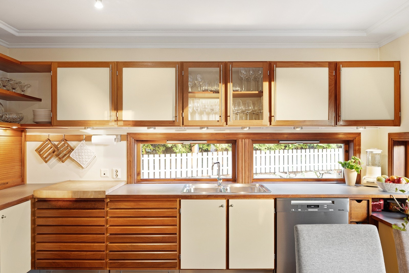 Kjøkkenet er utstyrt med integrerte hvitevarer fra Siemens Miele og Gorenje, herunder bred induksjonstopp, stekeovn, kjøleskap, kaffemaskin samt halvintegrert oppvaskmaskin under benkeplate. Galleribilde