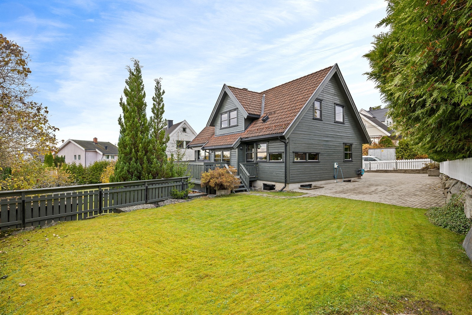 Fra 1. etasjen har du utgang til stor, solrik og lettstelt hage - perfekt for barnefamilier. Galleribilde
