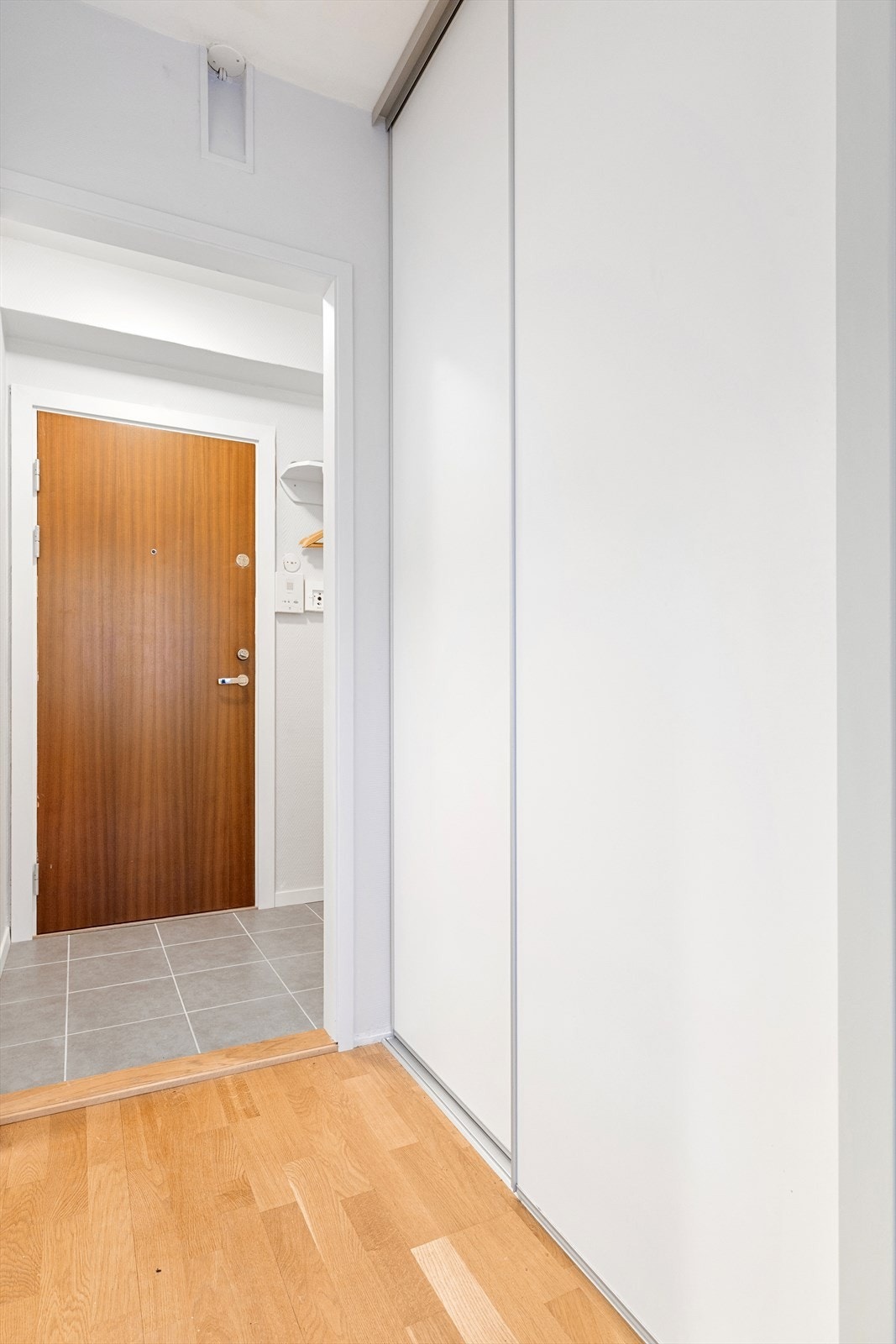 Godt med oppbevaring i skyvedørsgarderobe med uttrekkshyller Galleribilde
