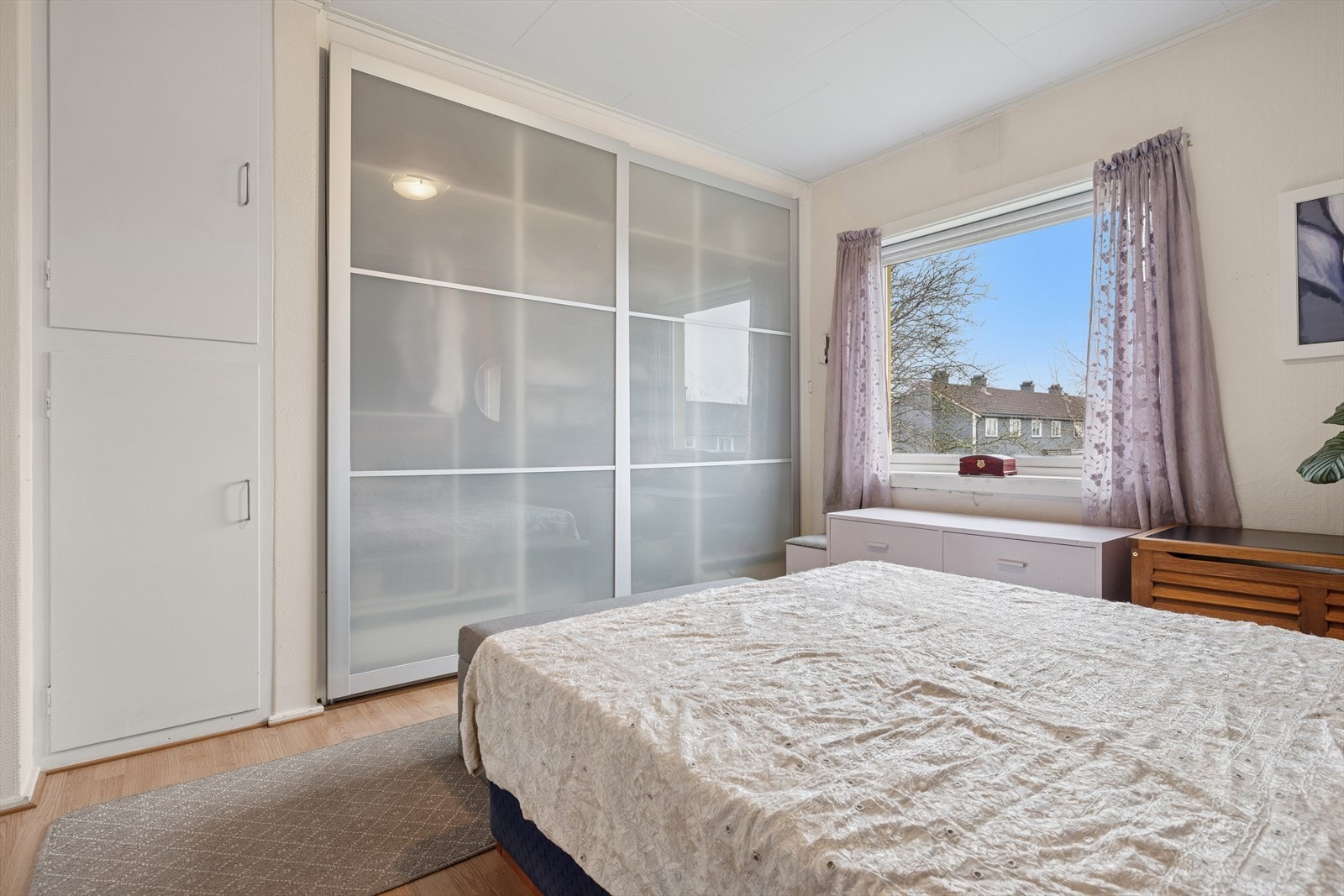 Romslig soverom. Galleribilde